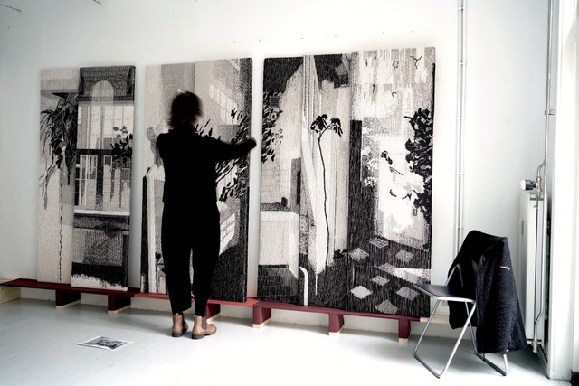 Marijke Breuers kunst projecten Textiele Tekeningen 3D. In verlaten huizen zoek ik naar sporen van vorige bewoners.
Wat was de invloed van het huis, het omringende landschap, de culturele en politieke omgeving op hun leven?
Hoe gingen zij met die invloeden om?